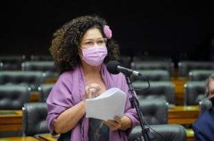 Perpétua Almeida vai protocolar PEC que regula a participação de militares da ativa em cargos civis/políticos