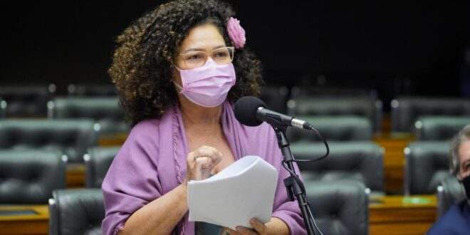 Perpétua Almeida vai protocolar PEC que regula a participação de militares da ativa em cargos civis/políticos