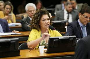 Perpétua sacode o país com a PEC dos militares