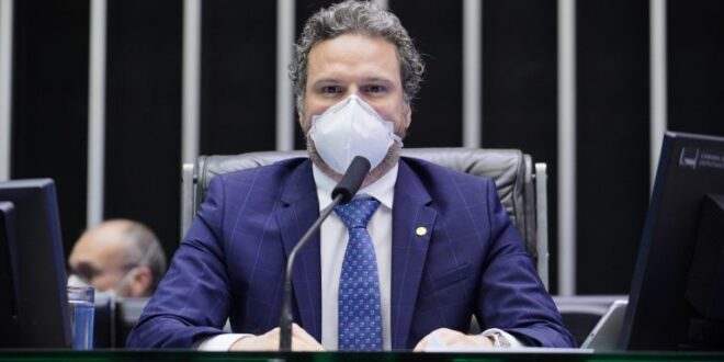 Projeto fixa penas para crimes de comercialização de atestado médico relacionado à Covid-19