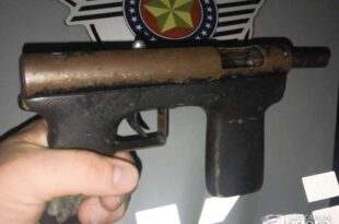 Submetralhadora caseira é encontrada em escola