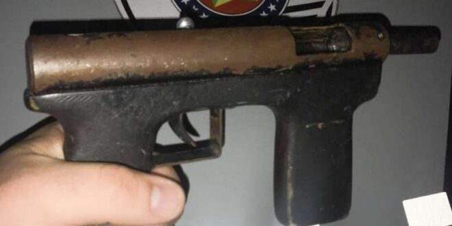 Submetralhadora caseira é encontrada em escola