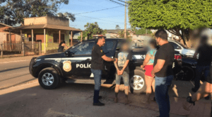 Mãe e filho usam facas para ameaçar policias, em operação de tráfico de drogas