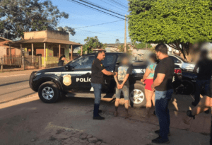 Mãe e filho usam facas para ameaçar policias, em operação de tráfico de drogas