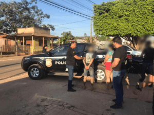 Mãe e filho usam facas para ameaçar policias, em operação de tráfico de drogas