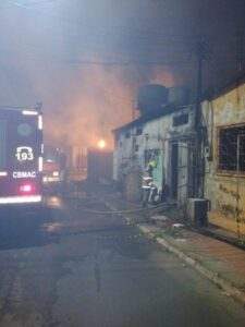 Incêndio atinge lanchonete, farmácia e consultório no bairro Manoel Julião