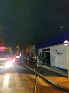 Incêndio atinge lanchonete, farmácia e consultório no bairro Manoel Julião