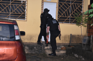 Três anos depois, mulher é condenada por matar e enterrar mãe no quintal
