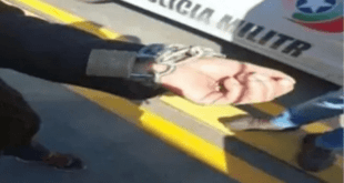 Polícia encontra mulher acorrentada em árvore após assalto