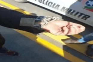 Polícia encontra mulher acorrentada em árvore após assalto