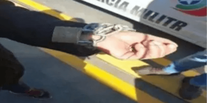 Polícia encontra mulher acorrentada em árvore após assalto