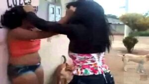 Mulher agredida pela companheira chama a polícia e também vai presa