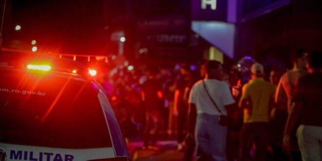 Boate sem alvará é fechada com centenas de jovens sem máscaras