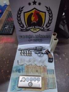 PM fecha “boca de fumo” e prende homem com drogas, dinheiro e arma na Baixada da Sobral 2 PM fecha “boca de fumo” e prende homem com drogas, dinheiro e arma na Baixada da Sobral