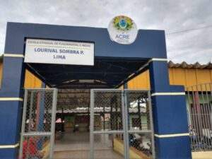 Funcionário que reagiu a assalto em escola e foi baleado continua internado