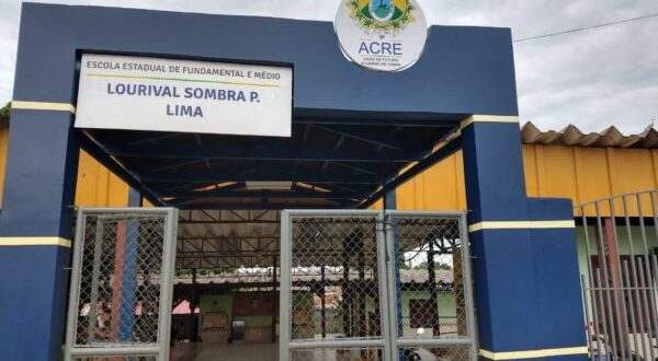 Funcionário que reagiu a assalto em escola e foi baleado continua internado
