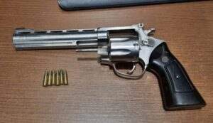 Homens são presos por porte ilegal de arma no interior
