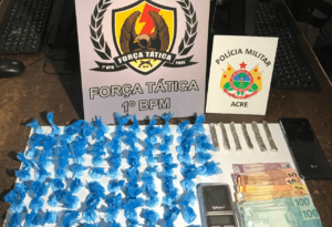 Escondidas em bananeira, mais de 100 trouxinhas de cocaína são apreendidas