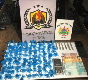 Escondidas em bananeira, mais de 100 trouxinhas de cocaína são apreendidas