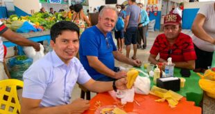 Ao lado do ex-prefeito  César Messias,  Jenilson Leite dialoga com a população e lideranças políticas de Cruzeiro  do Sul