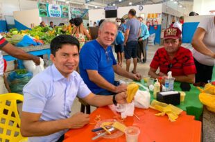 Ao lado do ex-prefeito  César Messias,  Jenilson Leite dialoga com a população e lideranças políticas de Cruzeiro  do Sul