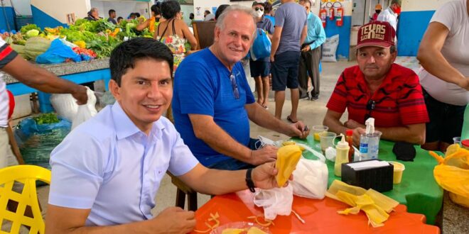 Ao lado do ex-prefeito  César Messias,  Jenilson Leite dialoga com a população e lideranças políticas de Cruzeiro  do Sul