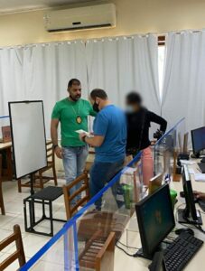Casal de bolivianos é preso tentando fazer RG com certidões de nascimento falsas em Xapuri
