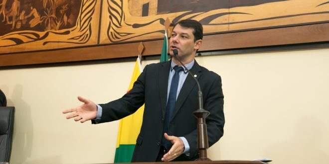 Deputado Roberto Duarte critica governador por não cumprir com termo de compromisso com cadastros de reserva da Polícia Civil