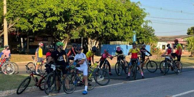 Ciclistas protestam por segurança e iluminação na estrada do aeroporto; Gonzaga se coloca à disposição para ajudar