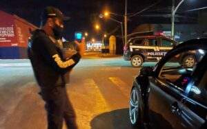 Interior: Noiva é multada por dirigir bêbada após sair do casamento, diz polícia