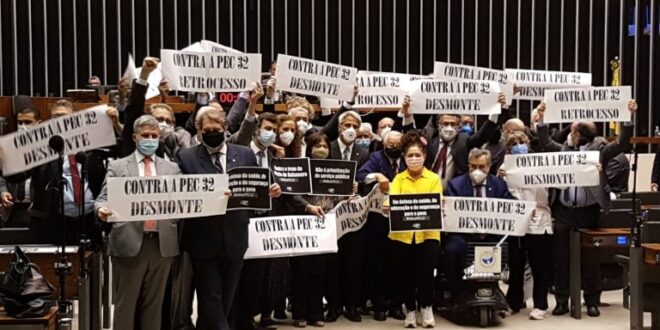 Oposição faz ato em Plenário contra a reforma administrativa