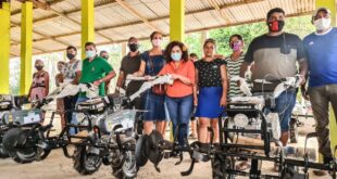 Perpétua entrega mais de 30 tratores tobata para produtores de verdura em Rio Branco 