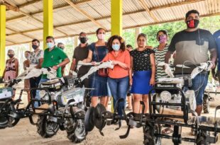 Perpétua entrega mais de 30 tratores tobata para produtores de verdura em Rio Branco 