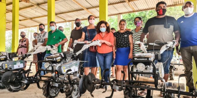 Perpétua entrega mais de 30 tratores tobata para produtores de verdura em Rio Branco 