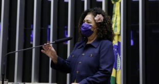 Perpétua vota contra PL que impede reajuste do piso salarial dos professoresDesanexar