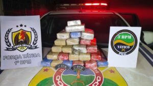 PM apreende 18 kg de maconha em “casa-cofre” na invasão do Panorama PM apreende 18 kg de maconha em “casa-cofre” na invasão do Panorama
