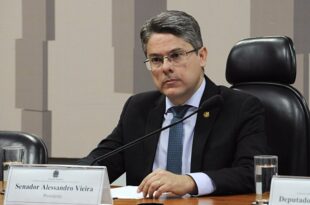 Senador Alessandro Vieira lança pré-candidatura à presidência da República