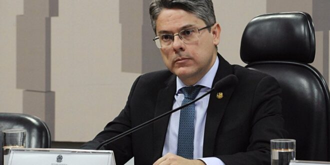 Senador Alessandro Vieira lança pré-candidatura à presidência da República