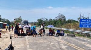 Sem energia elétrica, moradores interditam BR-364, na região de Feijó