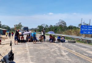 Sem energia elétrica, moradores interditam BR-364, na região de Feijó 2 Sem energia elétrica, moradores interditam BR-364, na região de Feijó