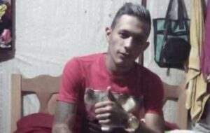 Em casa de amigo, jovem é morto a tiros e perfurado com várias facadas no interior do Acre 2 Em casa de amigo, jovem é morto a tiros e perfurado com várias facadas no interior do Acre