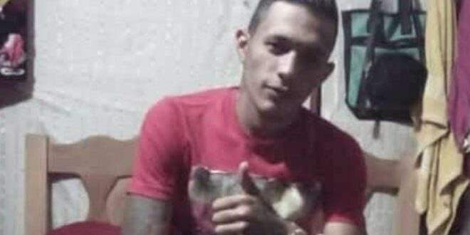 Em casa de amigo, jovem é morto a tiros e perfurado com várias facadas no interior do Acre