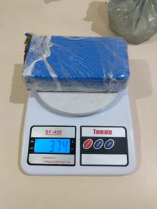 Passageiro de táxi é preso com mais de 1kg de droga 3 Passageiro de táxi é preso com mais de 1kg de droga