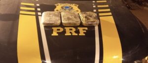 Mulher é presa com mais de 3 kg de droga em ônibus que saía de Rio Branco para PVH 2 Mulher é presa com mais de 3 kg de droga em ônibus que saía de Rio Branco para PVH
