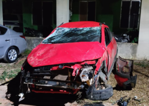 Grupo assalta casa, rouba carro e capota o veículo durante a fuga