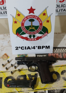 Grupo assalta casa, rouba carro e capota o veículo durante a fuga