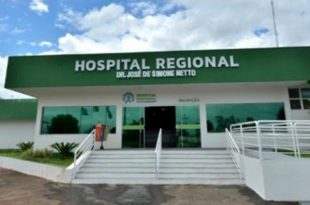 Mulher fica com faca cravada nas costas após briga com ex-namorado em conveniência