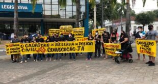 Aprovados no cadastro de reserva da Polícia Civil realizam protesto em frente o Palácio Rio Branco