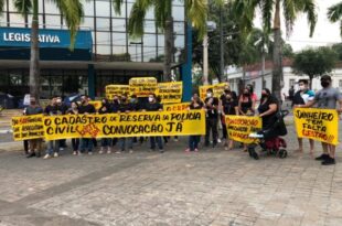 Aprovados no cadastro de reserva da Polícia Civil realizam protesto em frente o Palácio Rio Branco