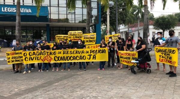 Aprovados no cadastro de reserva da Polícia Civil realizam protesto em frente o Palácio Rio Branco